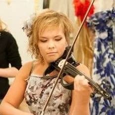 Maria Grigoryeva playing a black electric violin